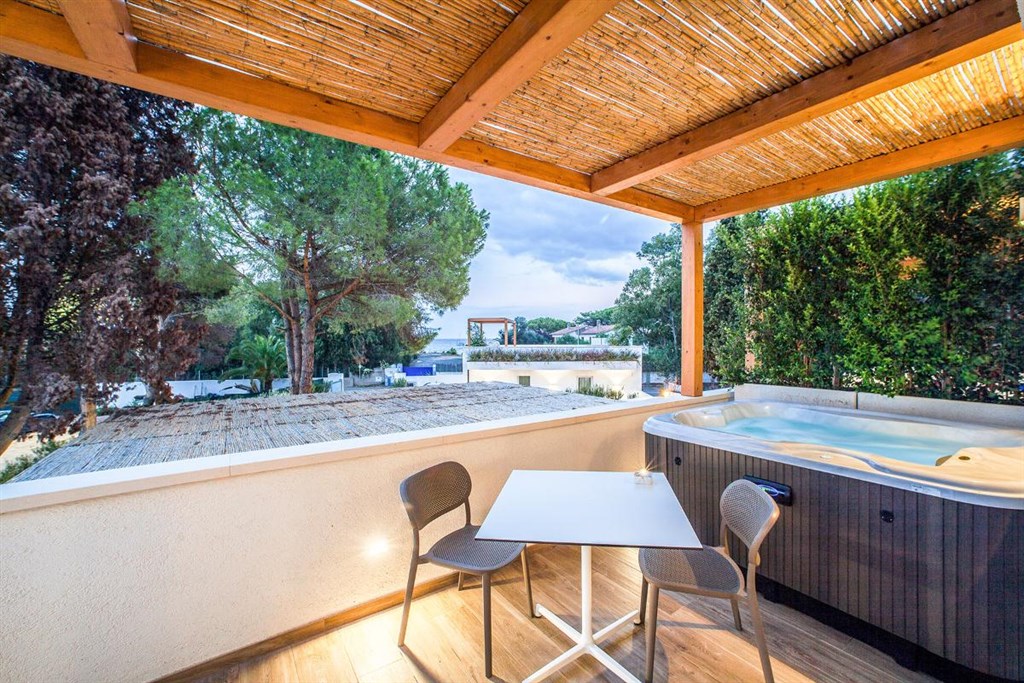 NoHa Lifestyle Hotel (14+) - Terasa v pokoji DELUXE s vířivkou a výhledem na moře, Pula, Sardinie