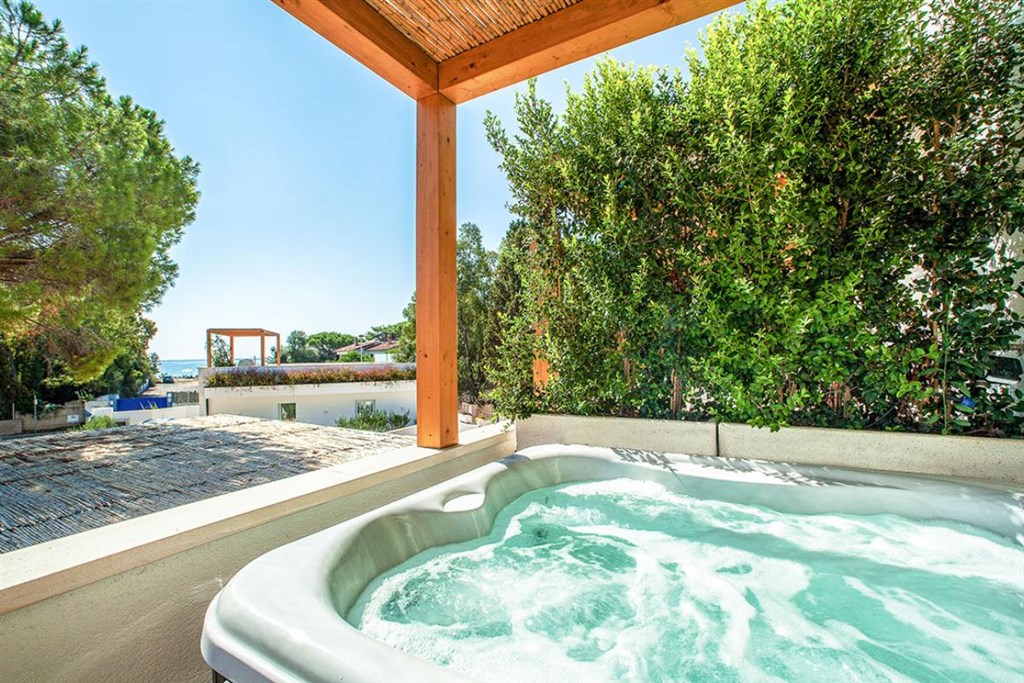 NoHa Lifestyle Hotel (14+) - Vířivka v pokoji DELUXE s vířivkou a výhledem na moře, Pula, Sardinie
