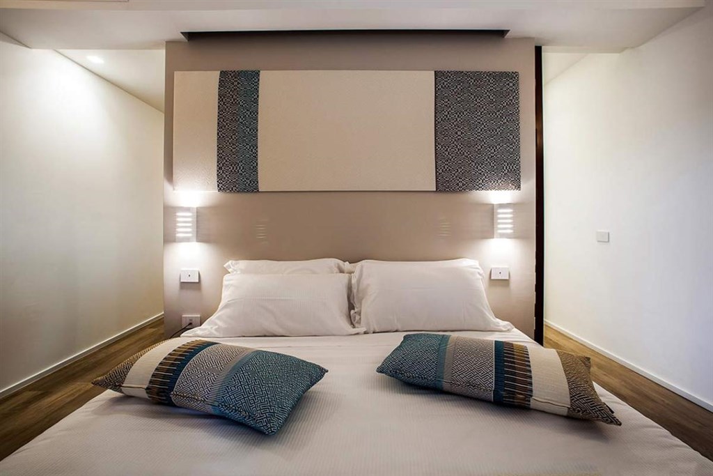 NoHa Lifestyle Hotel (14+) - Postel v pokoji DELUXE s vířivkou a výhledem na moře, Pula, Sardinie
