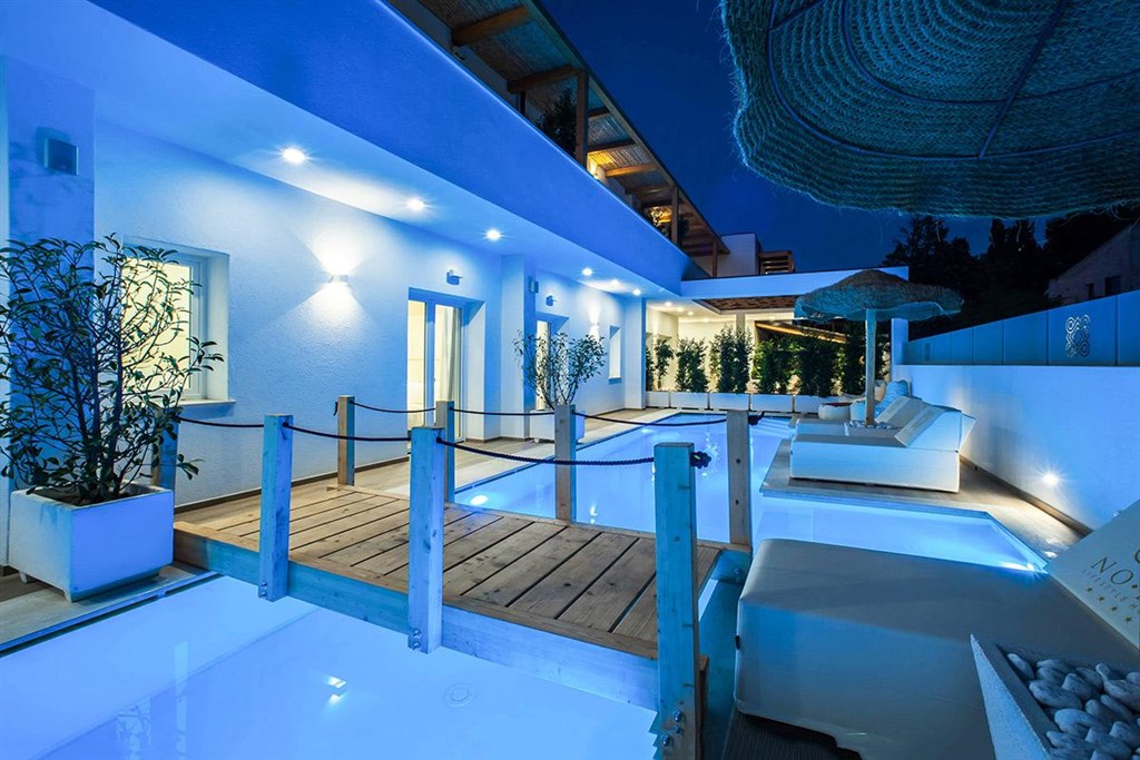 NoHa Lifestyle Hotel (14+) - Pohled zvenku na pokoj DELUXE s přístupem k bazénu, Pula, Sardinie