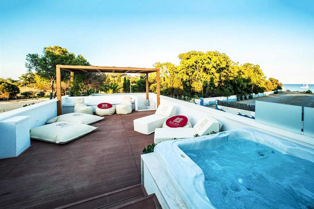NoHa Lifestyle Hotel (14+) - Výhled z terasy pokoje GRAND SUITE, Pula, Sardinie