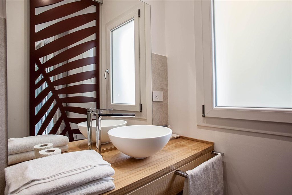 NoHa Lifestyle Hotel (14+) - Pokoj SUPERIOR, koupelna, Pula, Sardinie