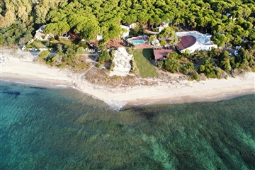 Letecký pohled na hotel, Santa Margherita di Pula, Sardinie