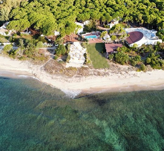 Letecký pohled na hotel, Santa Margherita di Pula, Sardinie