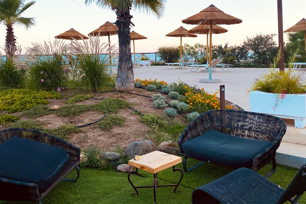 Hotel Mare Pineta - Adults only - Lehátka u bazénu, Pula, Sardinie