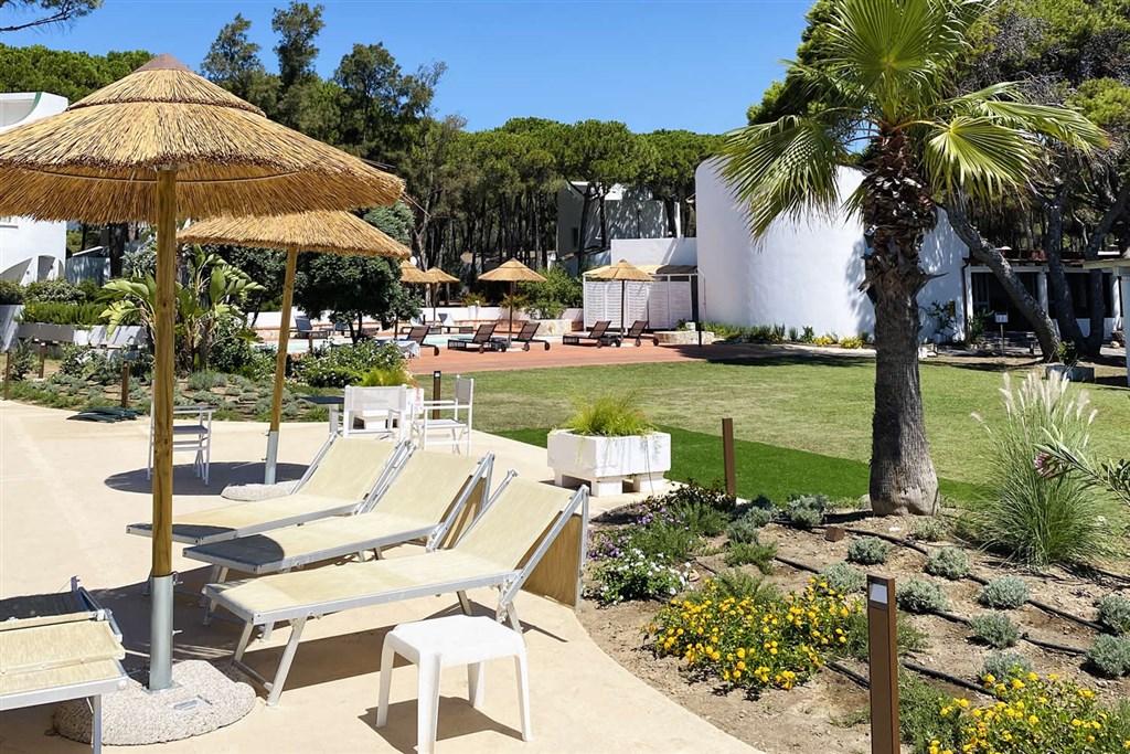 Hotel Mare Pineta - Adults only - Lehátka u bazénu, Pula, Sardinie