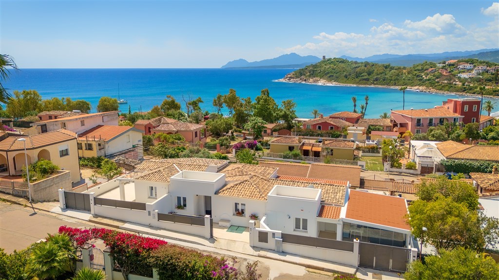 Letecký pohled na vilu a záliv, Arbatax, Sardinie
