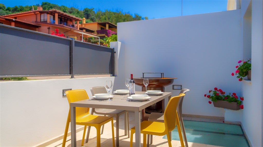 VILLA MANZONI - Posezení na přední terase, Arbatax, Sardinie