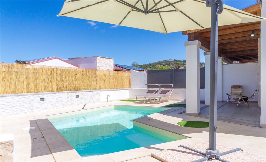 Villa Nova - Bazén s lehátky, Arbatax, Sardinie