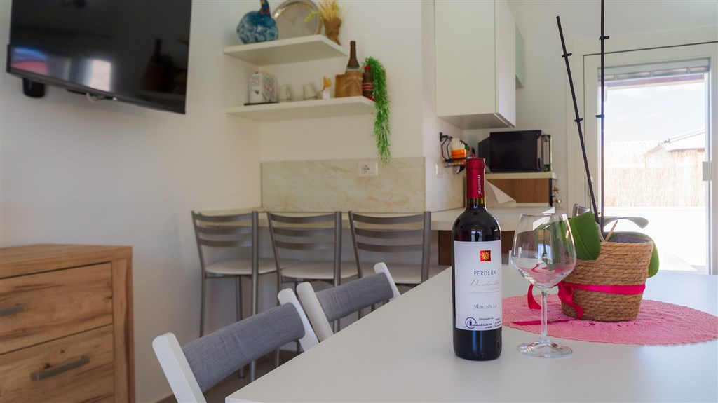 Villa Nova - Jídelní stůl a posezení v kuchyni, Arbatax, Sardinie