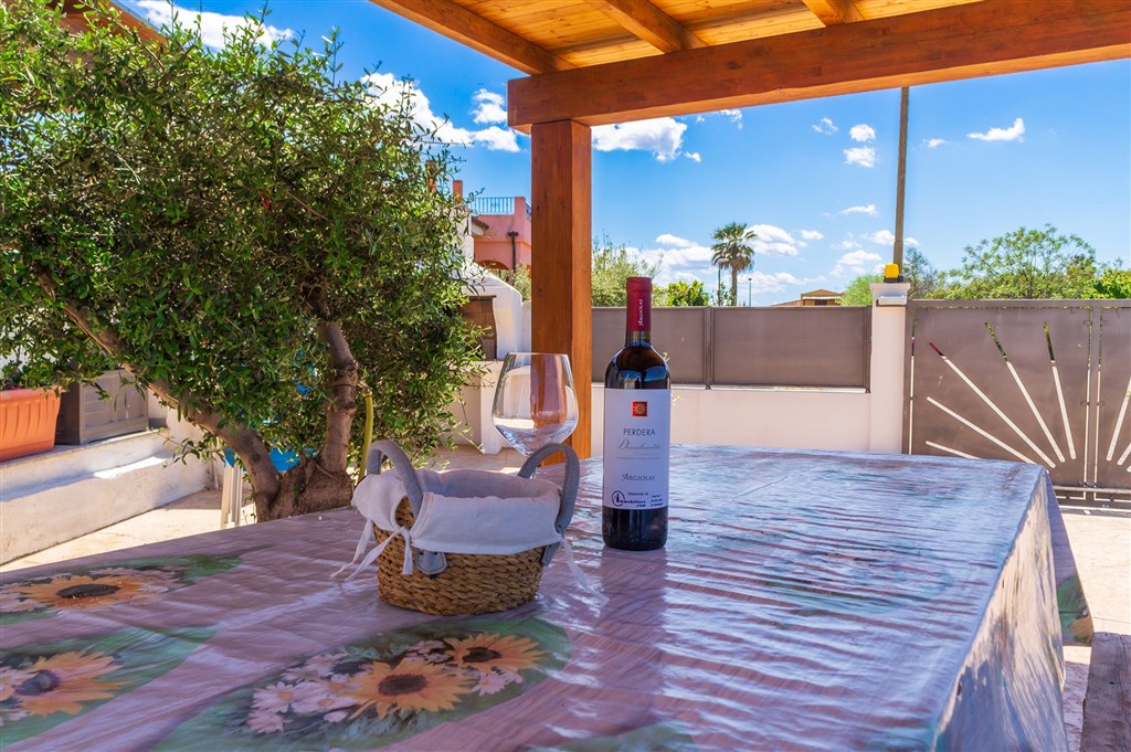 Villa Nova - Pohled směrem do ulice, Arbatax, Sardinie