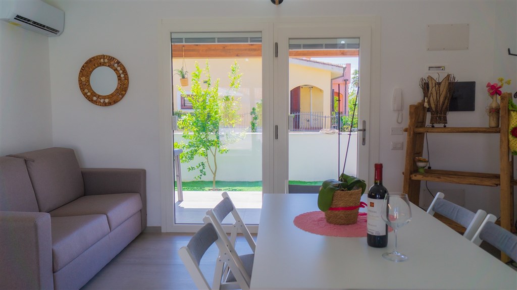 Villa Nova - Obývací část s kuchyní a jídelním stolem, Arbatax, Sardinie