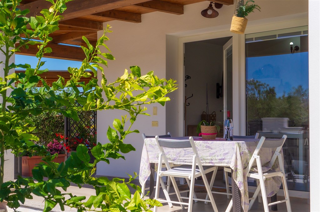 Villa Nova - Pohled z terasy do vily, Arbatax, Sardinie