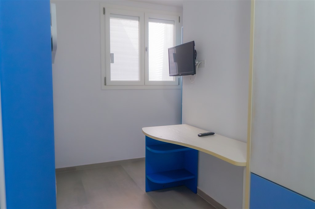 Villa Nova - Psací stůl v pokoji s patrovou postelí, Arbatax, Sardinie
