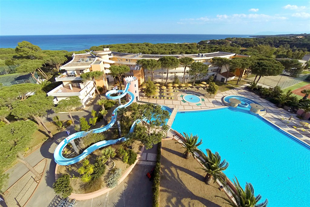 Valtur Sardegna Tirreno Resort - Letecký pohled na resort a bazén s tobogánem, Cala Liberotto, Orosei, Sardinie