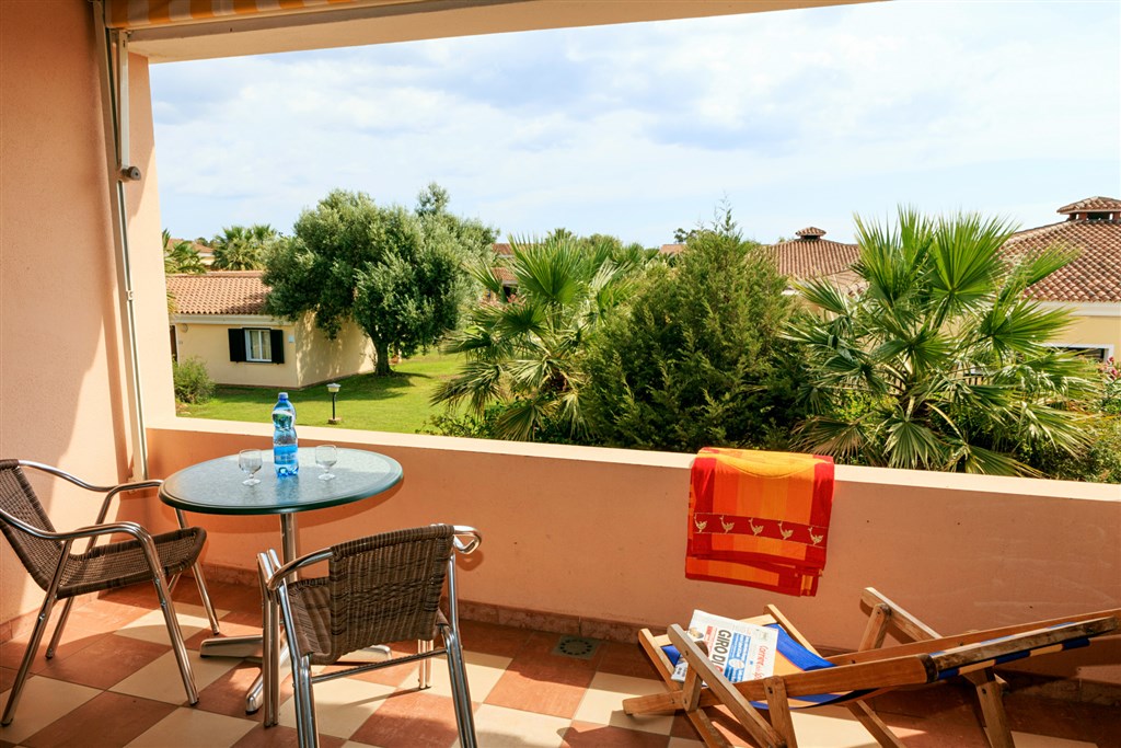 Valtur Sardegna Tirreno Resort - Balkon u pokojů v patře, Cala Liberotto, Orosei, Sardinie