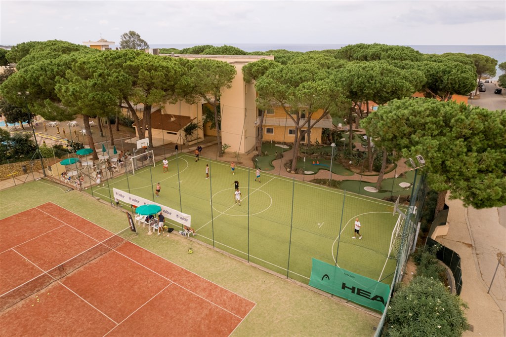 Valtur Sardegna Tirreno Resort - Víceúčelové hřiště na malou kopanou a basketball, Cala Liberotto, Orosei, Sardinie