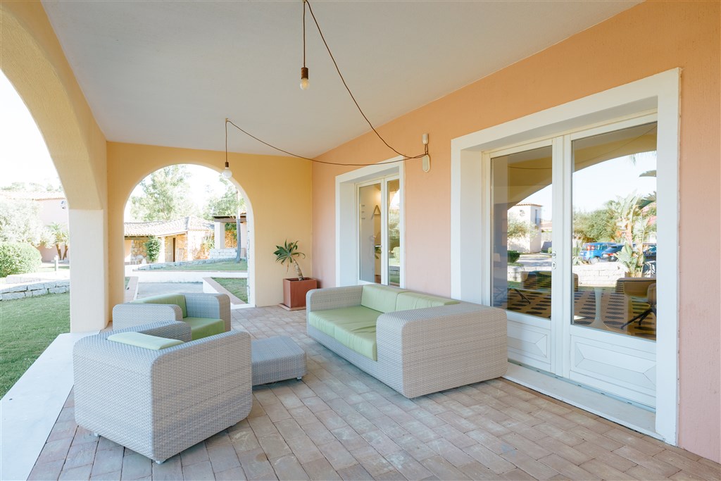 Valtur Sardegna Eos Costa Rei - Venkovní posezení před recepcí, Piscina Rei, Sardinie