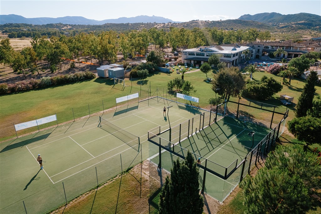 Valtur Sardegna Eos Costa Rei - Pohled na sportoviště hotelu, Piscina Rei, Sardinie