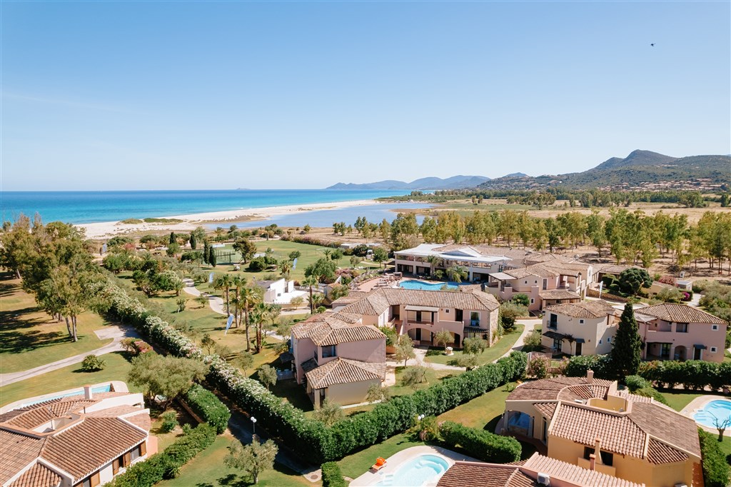 Valtur Sardegna Eos Costa Rei - Pohled na hotel z výšky, Piscina Rei, Sardinie
