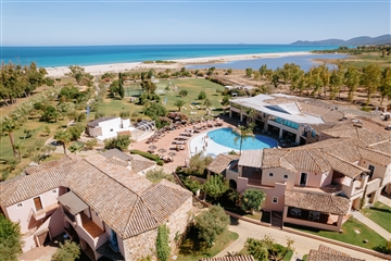Pohled na hotel, Piscia Rei, Sardinie