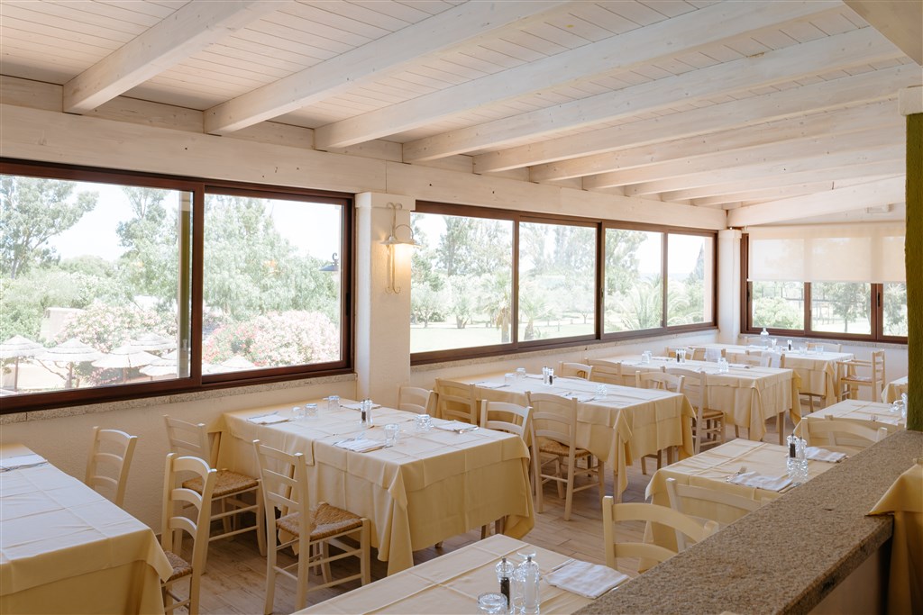 Valtur Sardegna Eos Costa Rei - Vnitřní restaurace, Piscina Rei, Sardinie