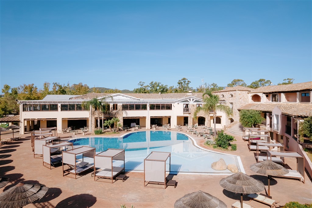 Valtur Sardegna Eos Costa Rei - Hlavní hotelová budova a bazén, Piscina Rei, Sardinie
