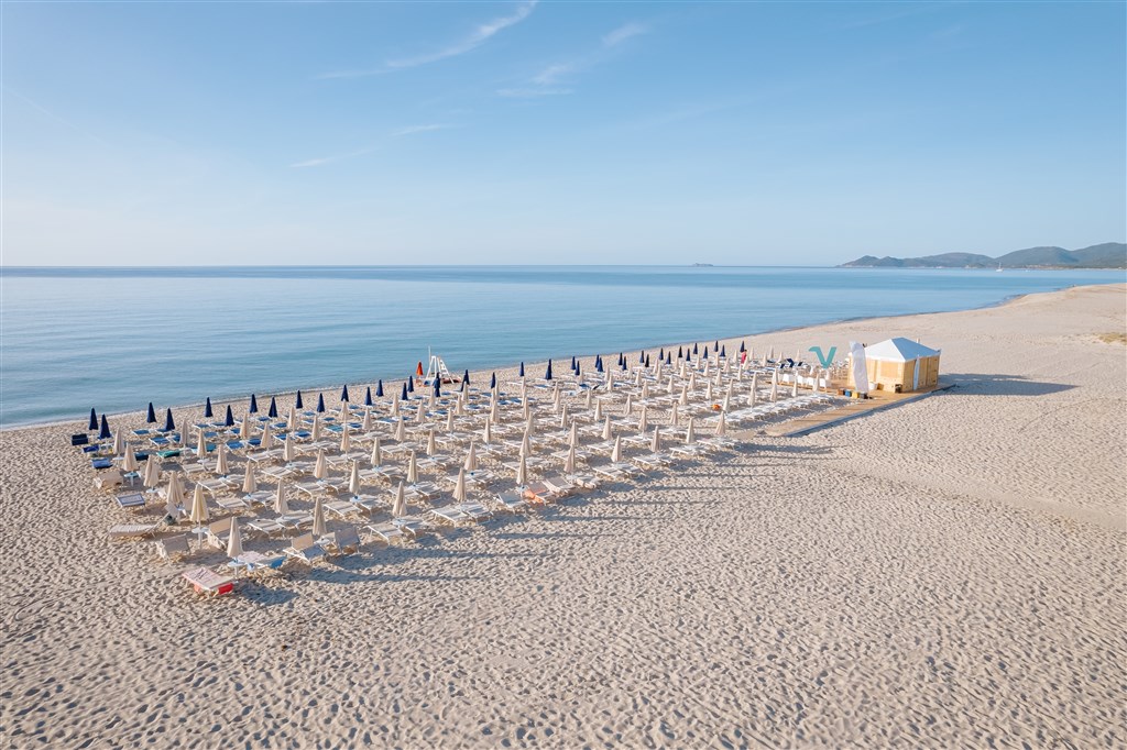 Valtur Sardegna Eos Costa Rei - Plážový servis hotelu, Piscina Rei, Sardinie