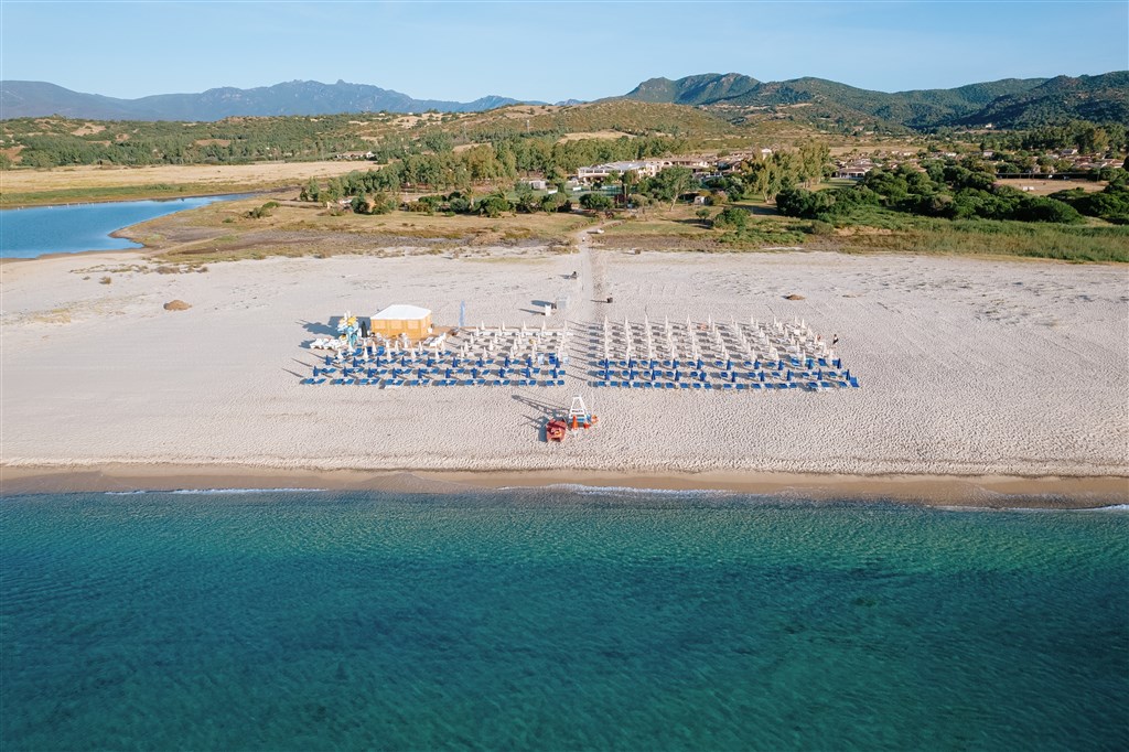 Valtur Sardegna Eos Costa Rei - Letecký pohled na moře, pláž a hotel, Piscina Rei, Sardinie