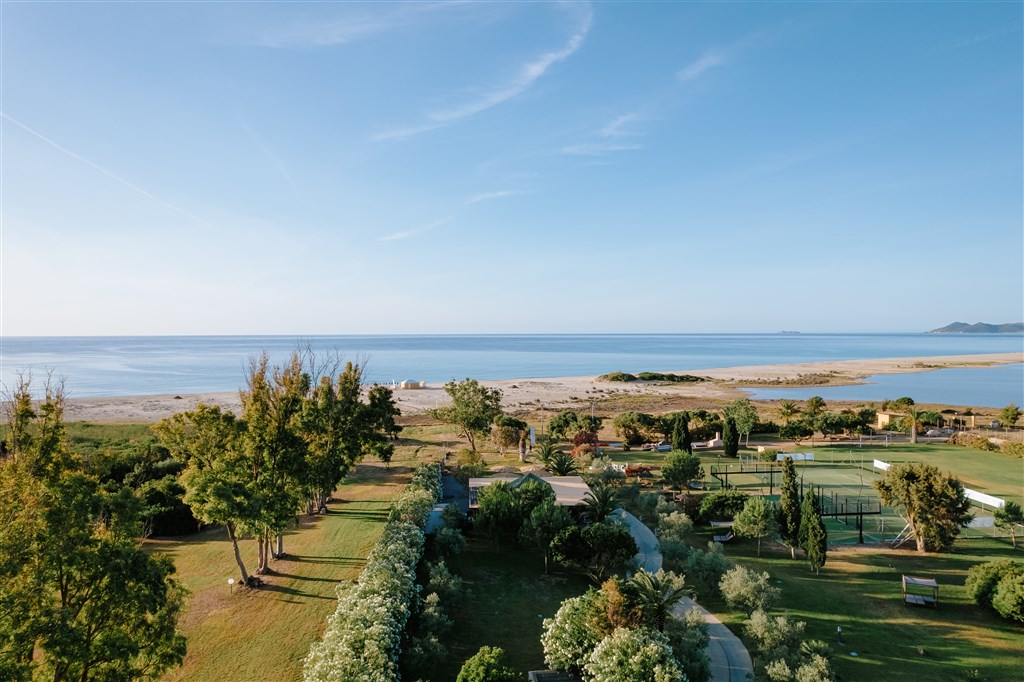 Valtur Sardegna Eos Costa Rei - Pohled na sportoviště a pláž, Piscina Rei, Sardinie