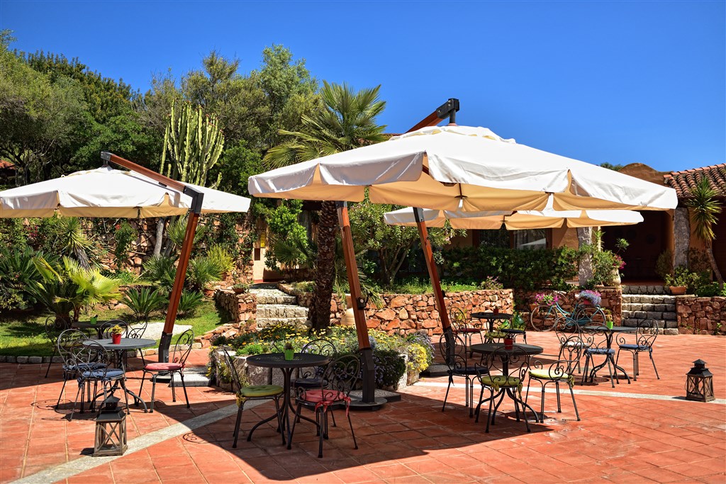 Hotel Club Saraceno - Venkovní posezení, Arbatax, Sardinie