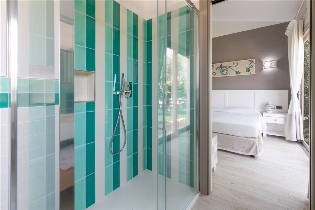 Eliantos Boutique Hotel & Spa - Pokoj DELUXE, pohled z koupelny, Santa Margherita di Pula, Sardinie