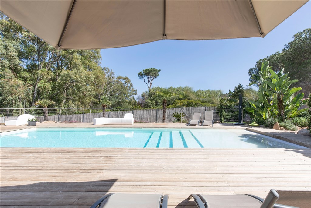 Eliantos Boutique Hotel & Spa - Pokoj SUITE EXECUTIVE - relaxace u bazénu, Santa Margherita di Pula, Sardinie