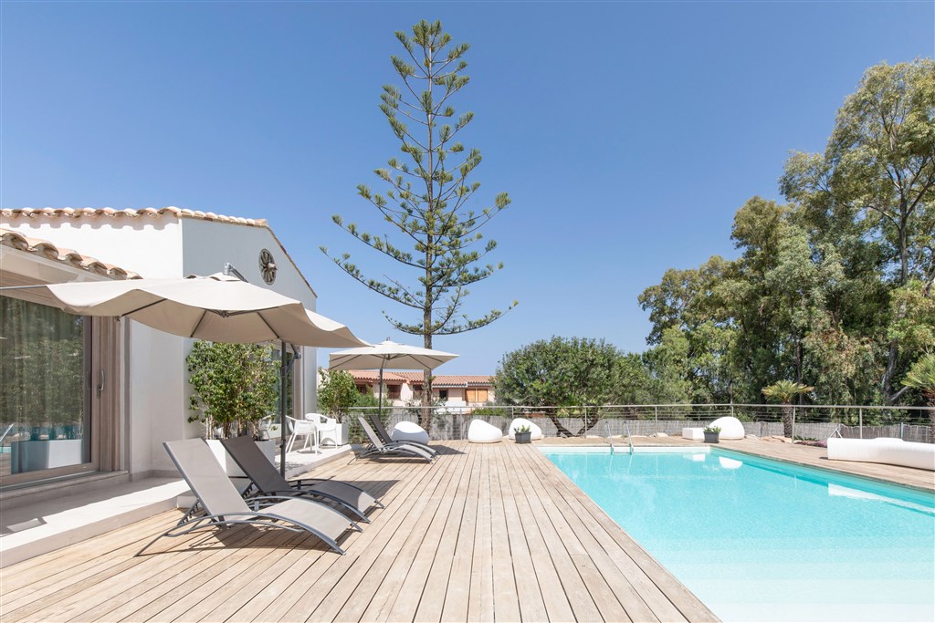 Eliantos Boutique Hotel & Spa - Pokoj SUITE EXECUTIVE - privátní bazén společný pro 3 pokoje Executive, Santa Margherita di Pula, Sardinie
