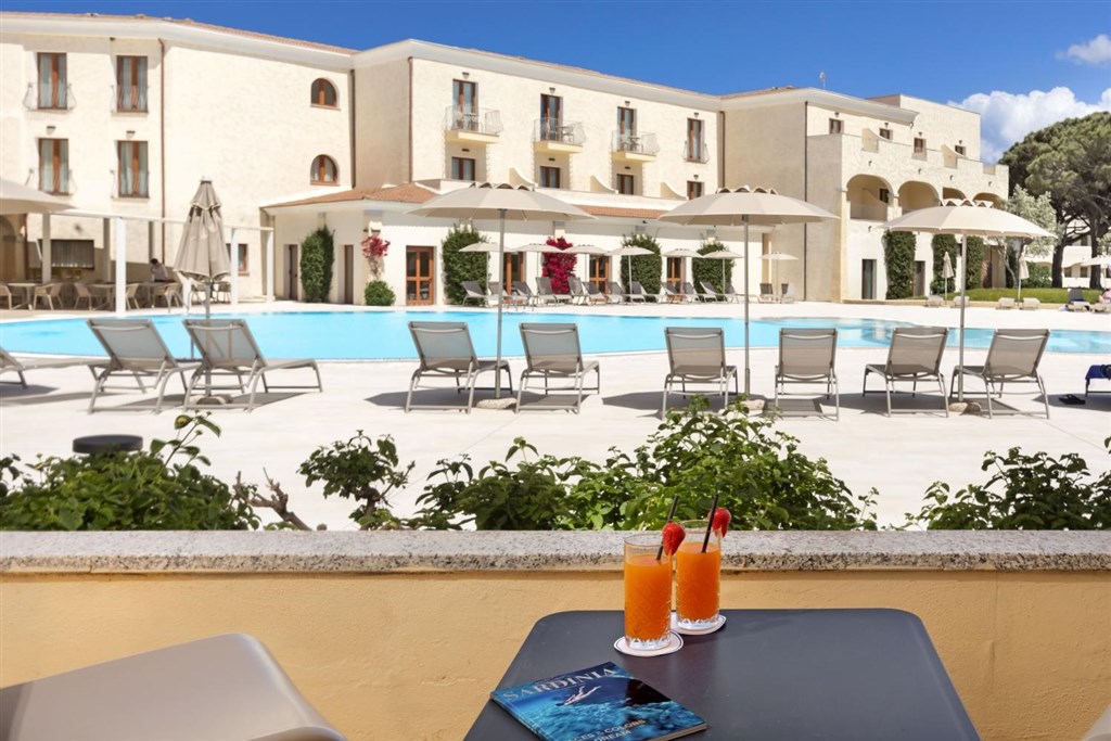 Blu Hotel Morisco - Koktejl u bazénu, Caniggione, Sardinie