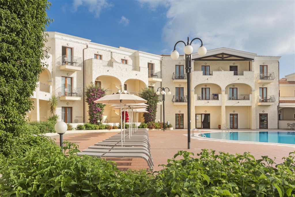 Blu Hotel Morisco - Lehátka a slunečníky u bazénu, Cannigione, Sardinie