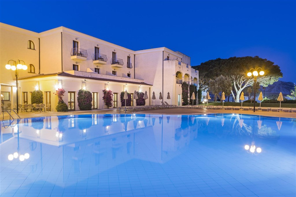 Blu Hotel Morisco - Večerní pohled na hotel a bazén, Cannigione, Sardinie