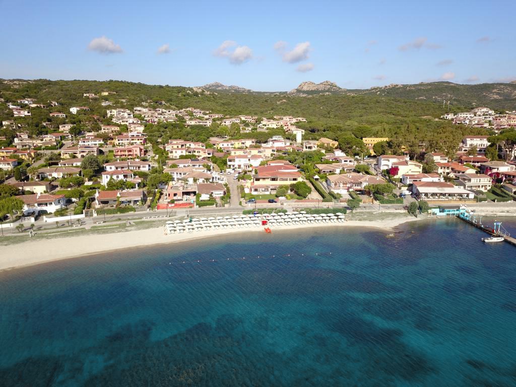 Blu Hotel Laconia - Pohled na hotelovou pláž a hotel z dálky Cannigione, Sardinie