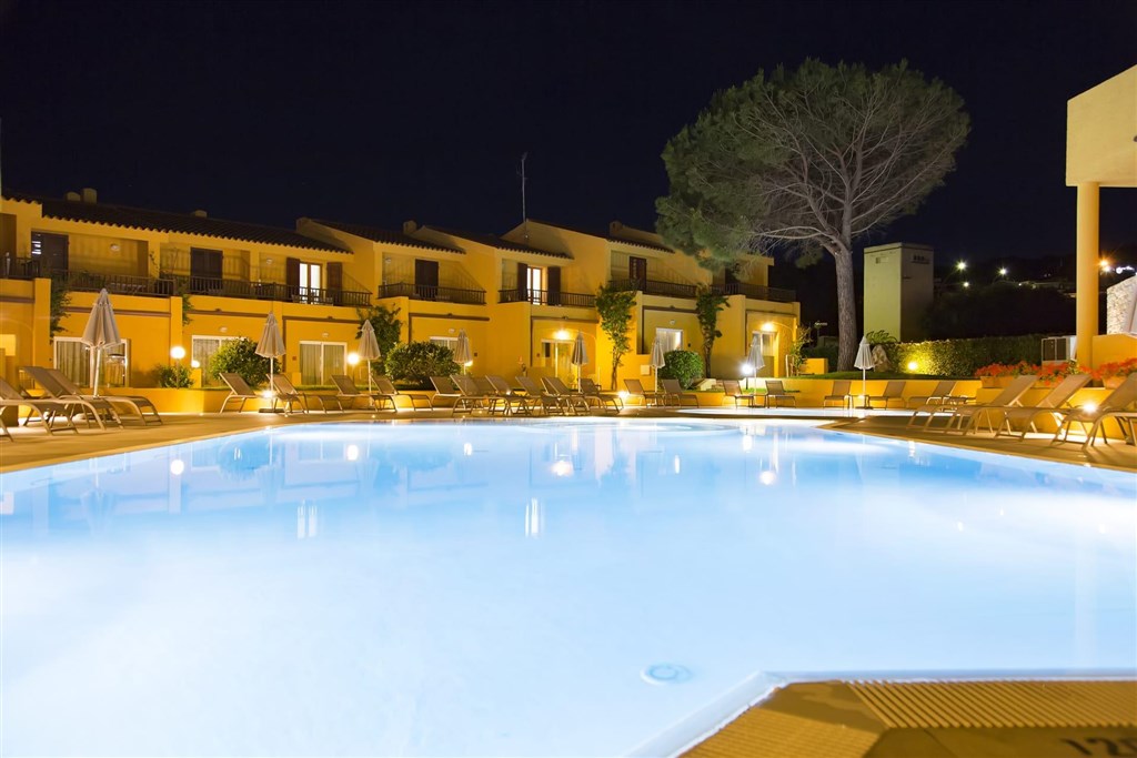 Blu Hotel Laconia - Večerní fotka bazénu, Cannigione, Sardinie