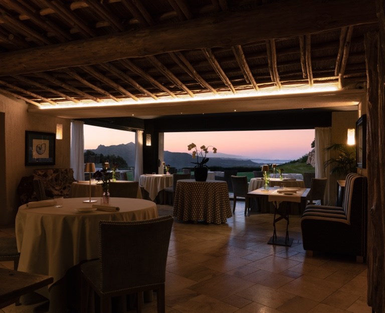 Petra Segreta Resort & Spa (12+) - Restaurace Fuoco Sacro, San Pantaleo, Sardinie