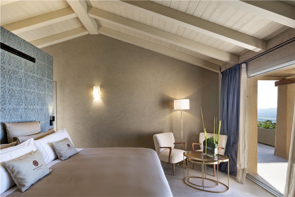 Petra Segreta Resort & Spa (12+) - JUNIOR SUITE s bazénem a výhledem na moře, San Pantaleo, Sardinie