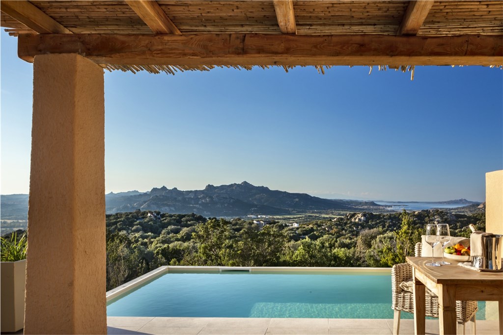 Petra Segreta Resort & Spa (12+) - JUNIOR SUITE s bazénem a výhledem na moře, San Pantaleo, Sardinie