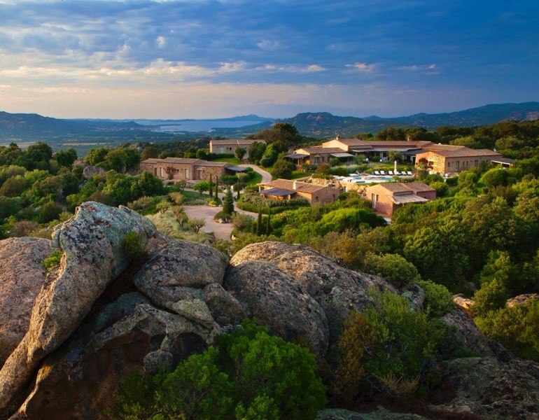 Petra Segreta Resort & Spa (12+) - Pohled na hotel, San Pantaleo, Sardinie