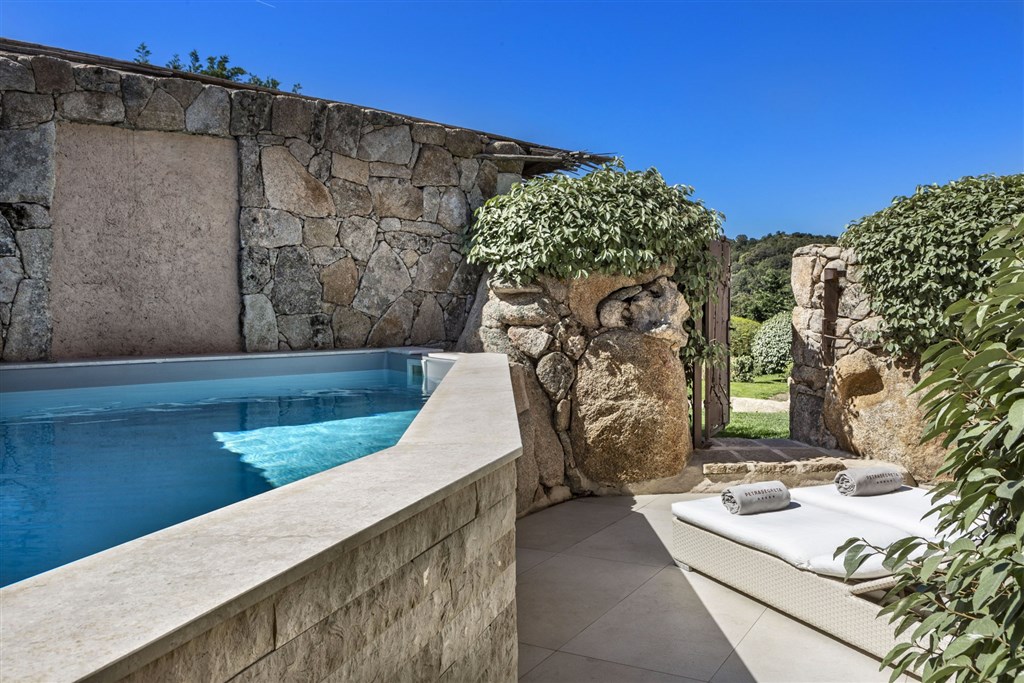 Petra Segreta Resort & Spa (12+) - JUNIOR SUITE s bazénem a výhledem do zahrady, San Pantaleo, Sardinie