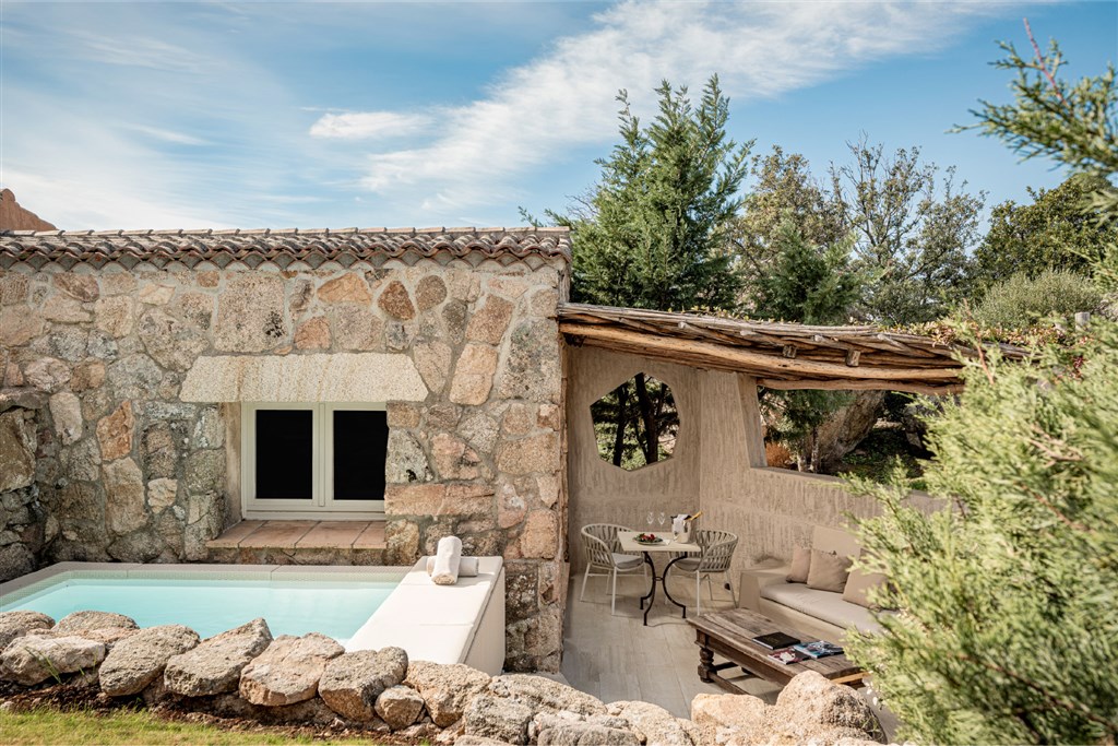 Petra Segreta Resort & Spa (12+) - PLUNGE POOL SUITE, San Pantaleo, Sardinie