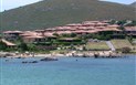 Apartmány & Resort Baia de Bahas - Pohled z moře na residenci a pláž, Golfo di Marinella, Sardinie