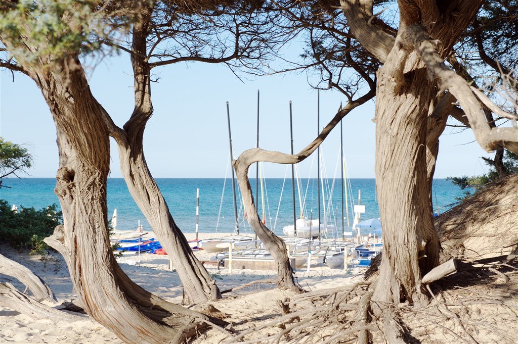 Vodní sporty na pláži, Santa Giusta, Sardinie