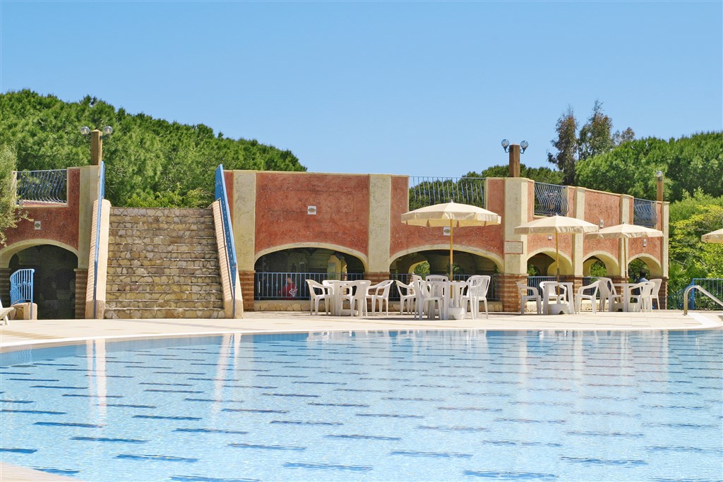 Bar u bazénu, Colostrai, Sardinie