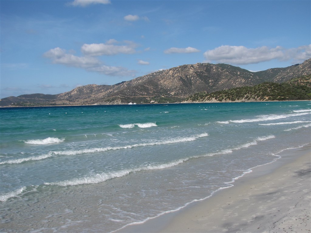 Pohled na moře a pláž, Villasimius, Sardinia