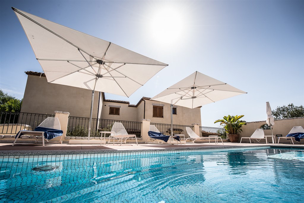 Bazén společný pro klienty vil TRILO, Arbatax, Sardinie